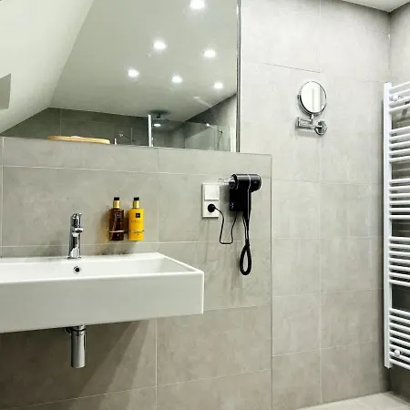 Rema Homes - Dachgeschoss Klima 3x Queen-size Balkon Kueche Tv